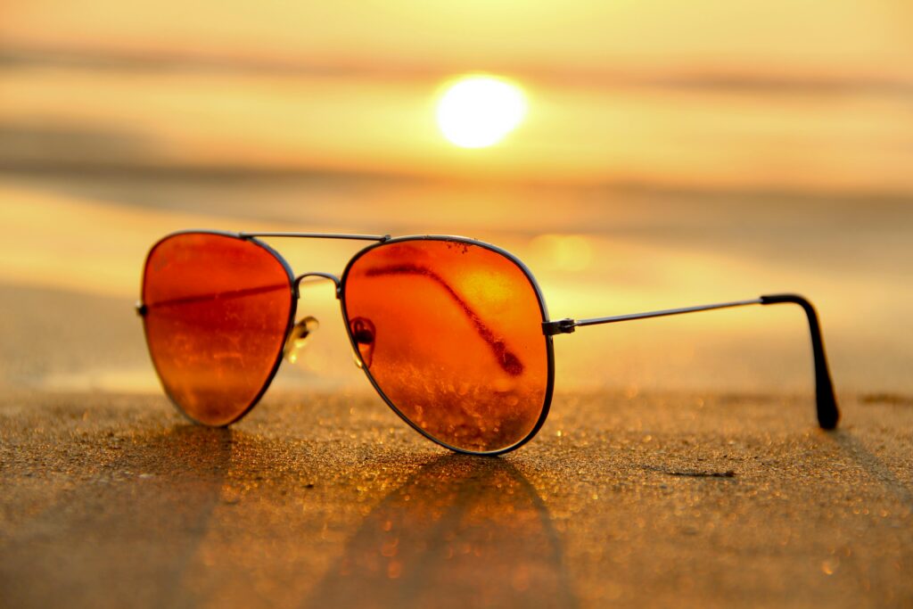 lunette de soleil orange sur la plage