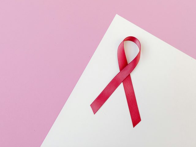 Maison de beauté by Karine D dans la lutte contre le cancer du sein durant l'Octobre rose 2025.
